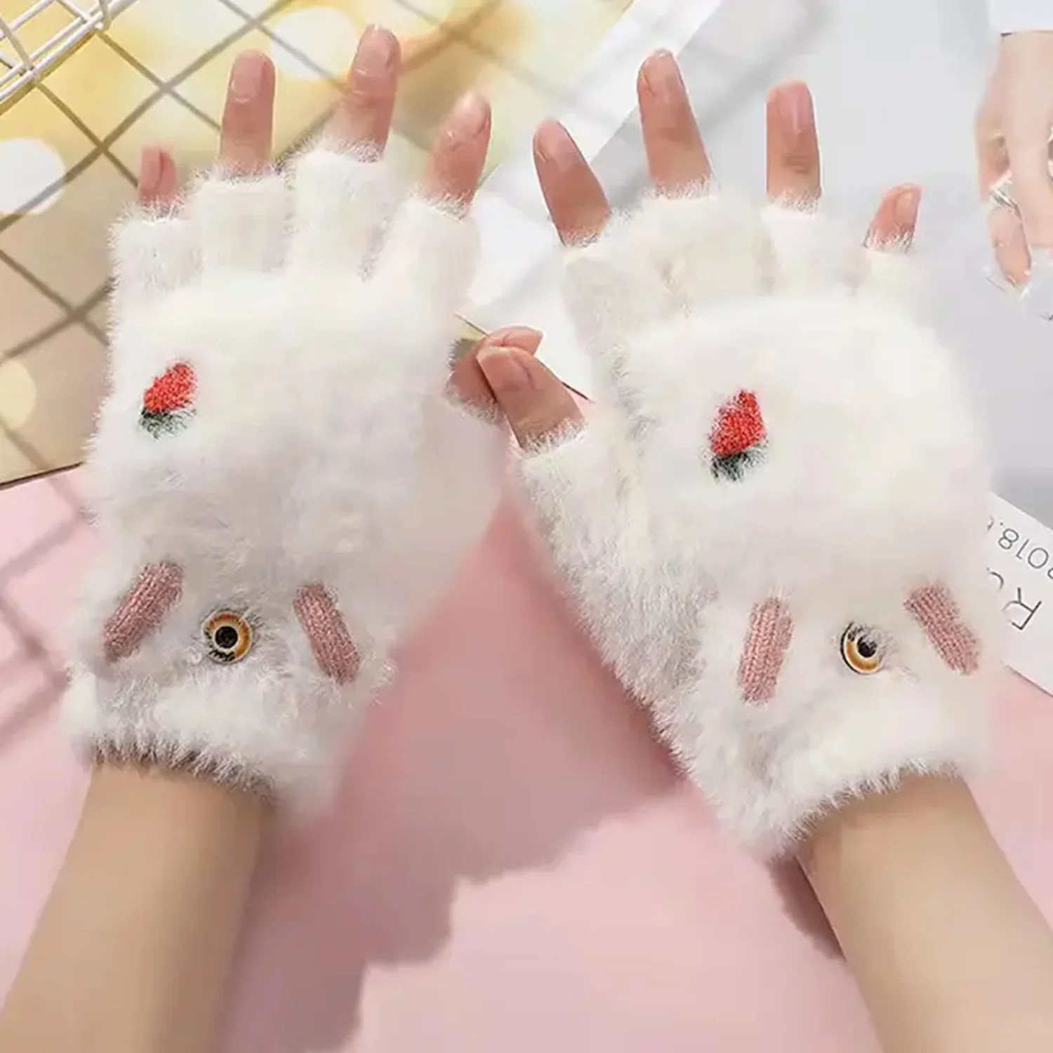 Guanti di coniglio di peluche bianchi