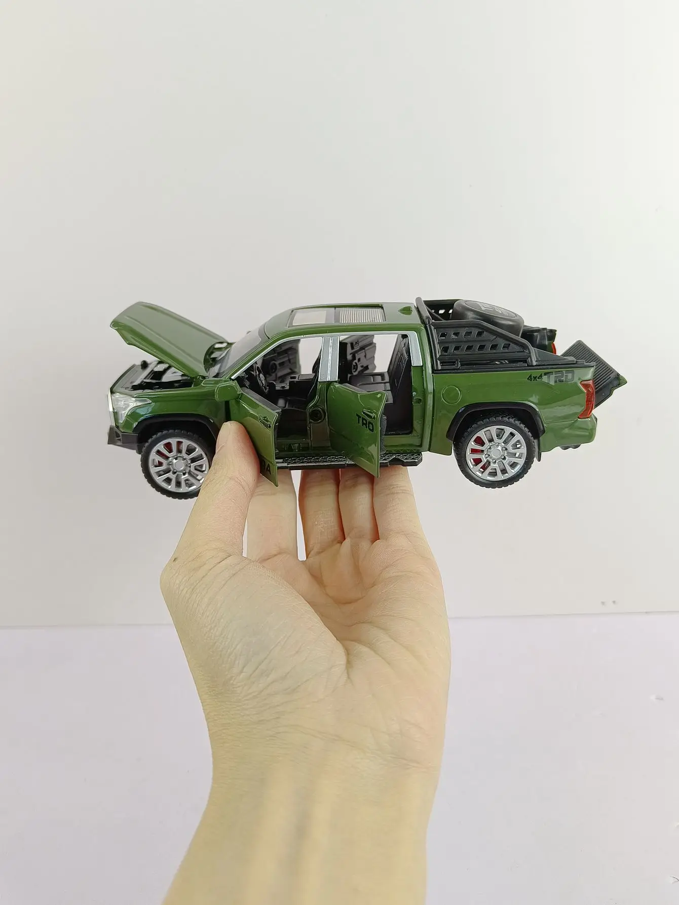 Tundra-ピックアップカーのモデル,金属製のおもちゃ,1:32ダイキャスト,オフロード車,音と光のシミュレーション,子供のおもちゃのギフト