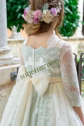 Robe de communion brodée en tulle vert aigue-marine, détails floraux au milieu, ceinture en tulle avec ruban