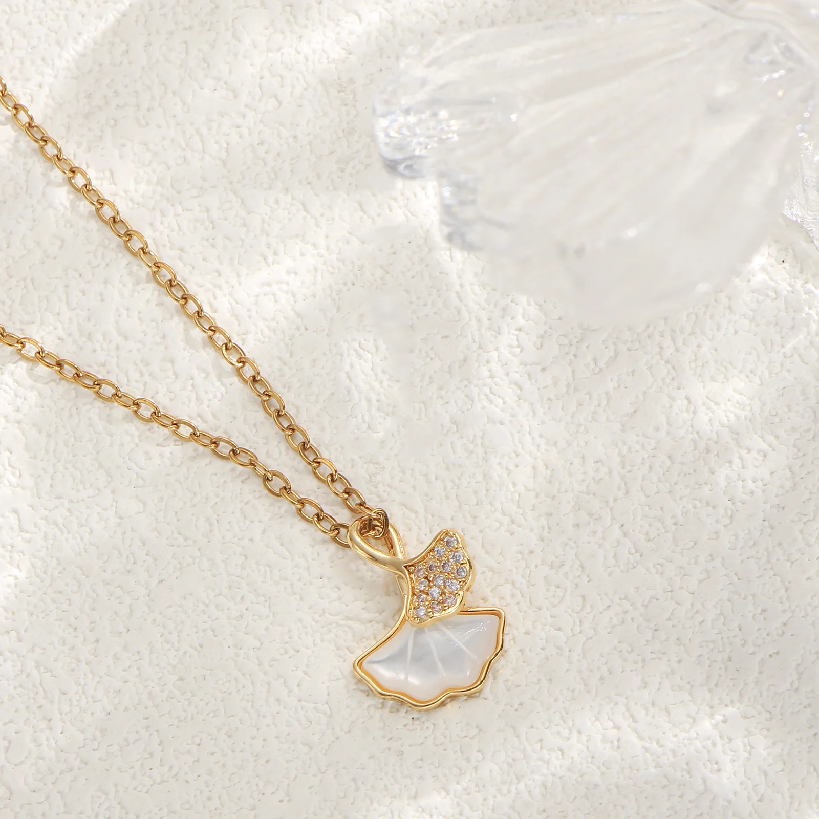

women fashion necklace 1pc golden chain white shell ginkgo leaf pendant light luxury gentle versatile daily accessory