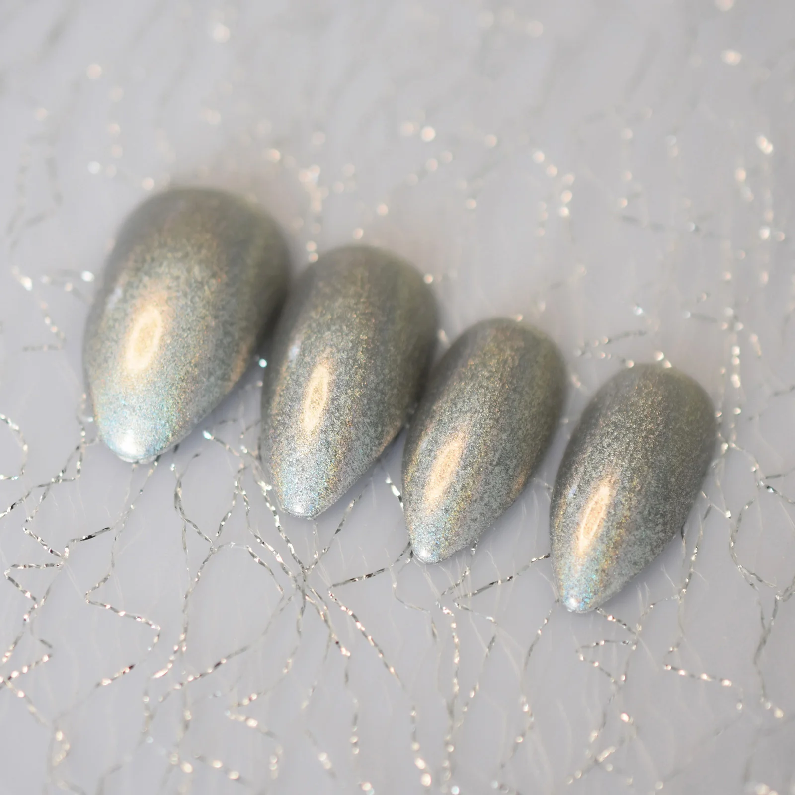 Shimmer Fine Glitter Press On Nails Shiny Holo Silver Dust Stiletto Unghie finte Punte progettate da donna per le dita della ragazza delle donne