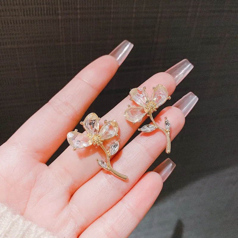 

Light Luxury Style Zircon Flower Women's Forest Series High Grade Feeling Net Red Earrings Exquisite, Elegant, and Versatile
