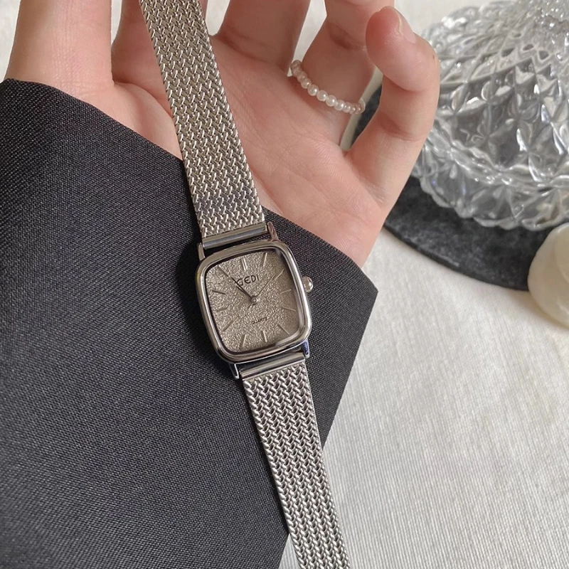 

Женские часы, простые серебряные кварцевые наручные часы, стальной сетчатый ремень, маленький квадратный циферблат, золотые роскошные винтажные часы для женщин, подарок