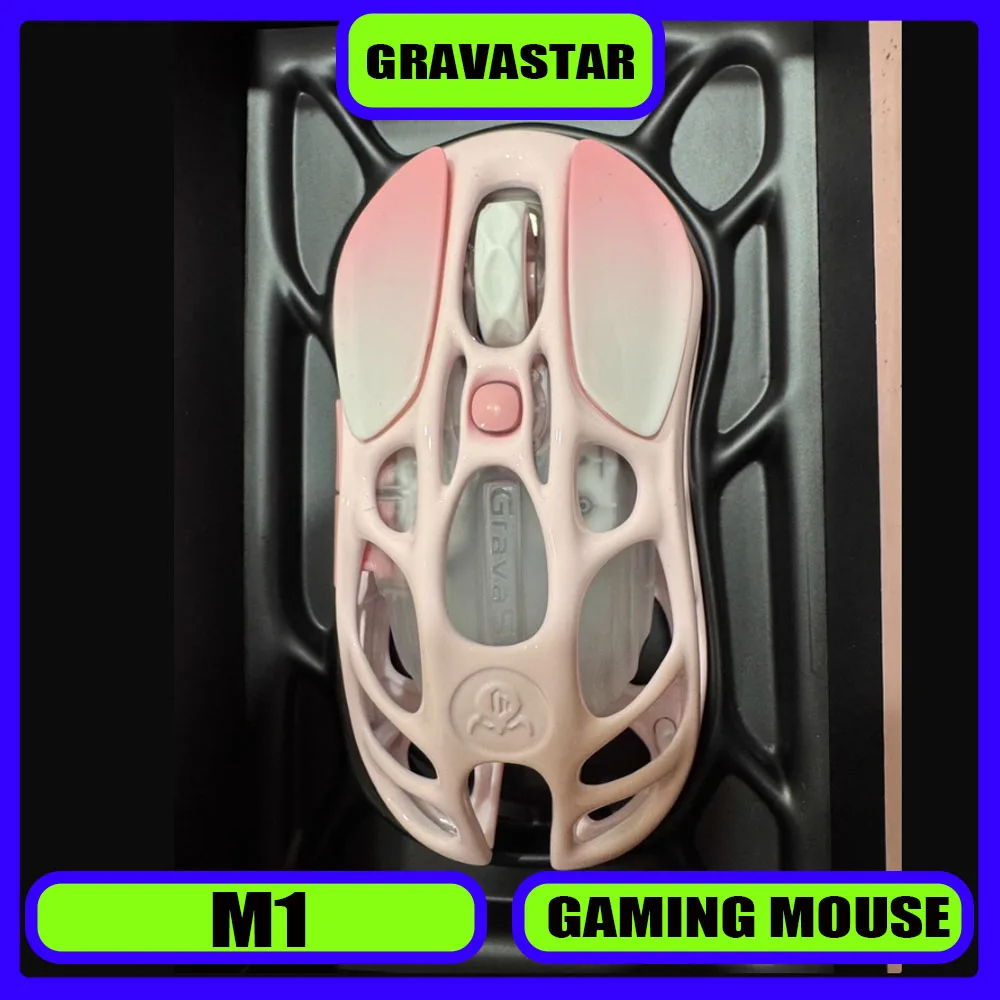 

Беспроводная мышь Gravastar Rose Powder M1 PAW3395 Чип 26000 точек на дюйм Bluetooth Трехрежимная полая игровая мышь из магниевого сплава для киберспорта