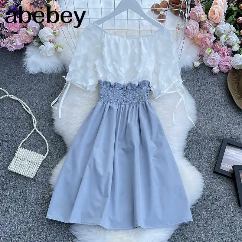 Damen-Minikleid in Weiß und Blau, schulterfrei, mit 3D-Blumenmuster, geraffter Taille, A-Linie, lässig, elegant, für Sommerurlaub, Strandparty
