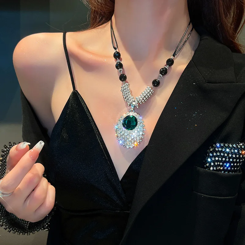 Vintage Green Crystal Round Pendant Necklace Girl Fashion Trend Shiny Rhinestone Banquet Necklace Jewelry Gift Women New