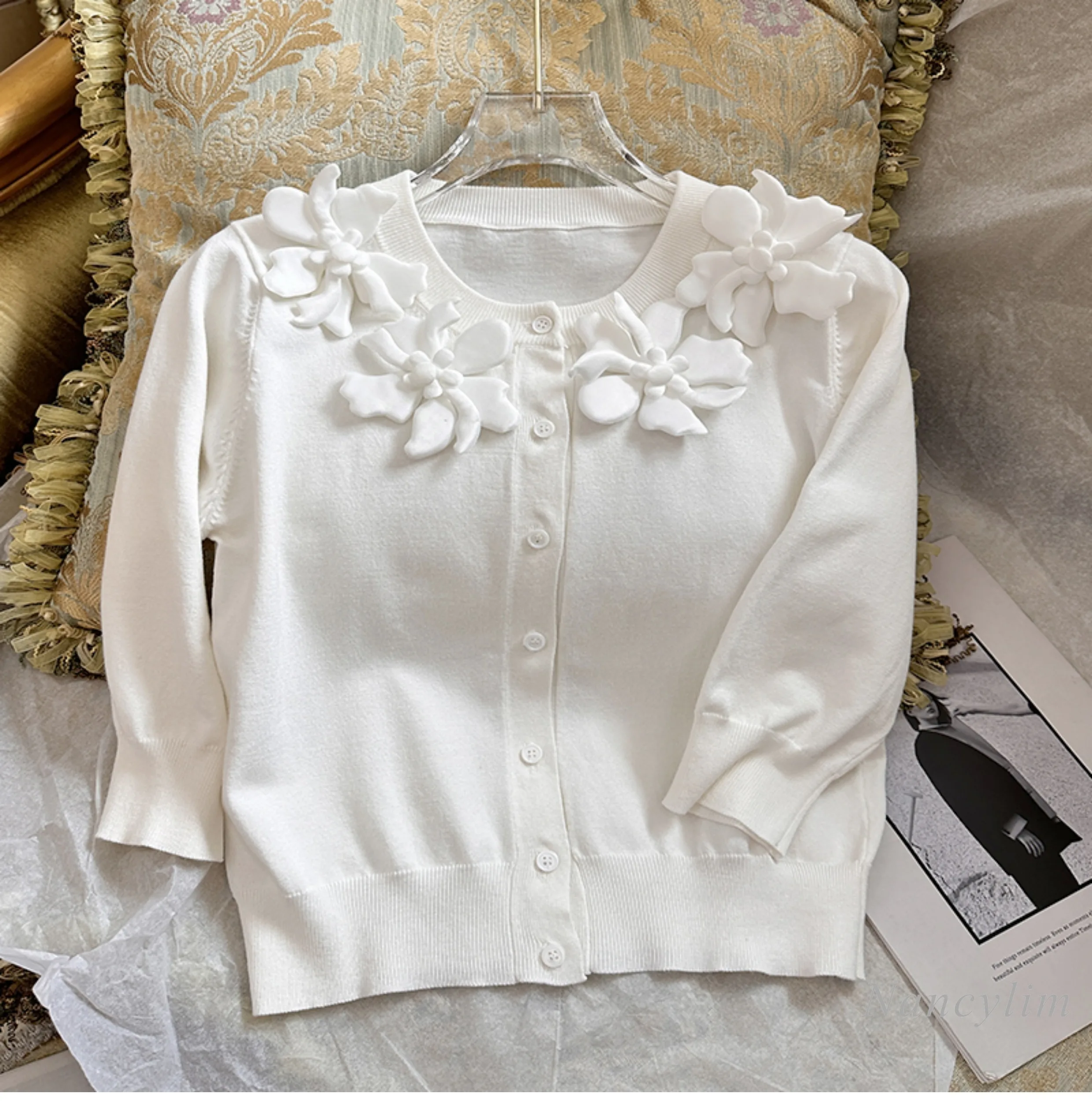 

2024 Autumn New Thin Three-Dimensional White Flowers 5-Point Sleeve Knitted Cardigan Short French Style Temperament Sweater Top