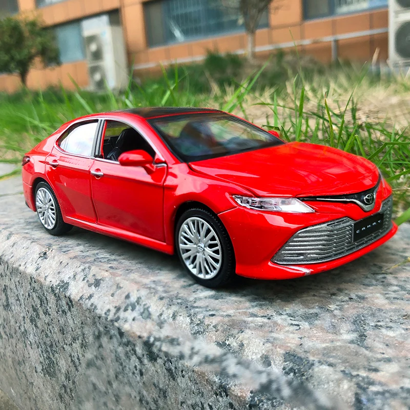 1:32 TOYOTA Camry Eighth generation High Simulation Diecast Car Metal Alloy Model Car Children\'s toys collection gifts F171