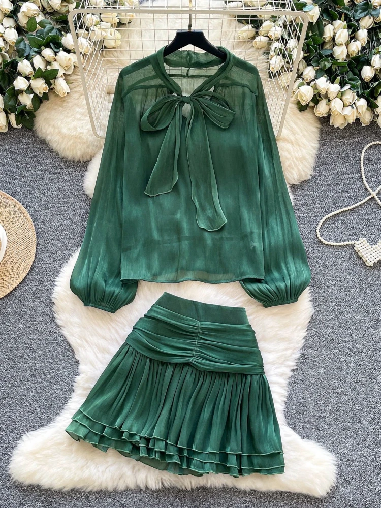 

Элегантный комплект в французском стиле: блузка с V-образным вырезом и бантом, пышными рукавами из шифона, и короткая юбка с рюшами, облегающий крой.