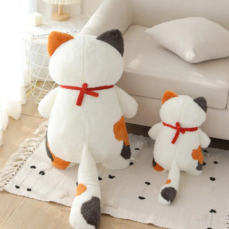 

Kawaii Lucky Cat With Bell Collar Plush Doll Toys Calico Cat Pillow High Quality Gifts for Boys Girls Friends