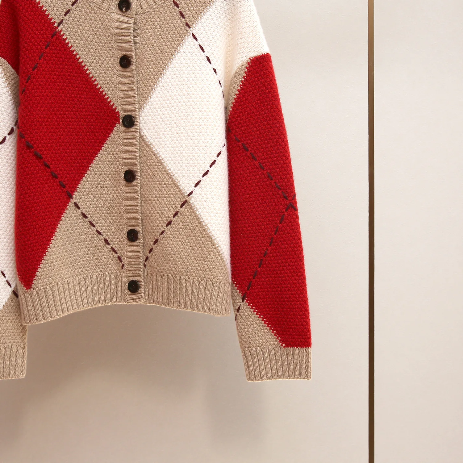 Wysokiej jakości dzianinowy kardigan z okrągłym dekoltem, wzór w romby, styl retro, elegancki, damski, jesienno-zimowy, modny, premium jakość.