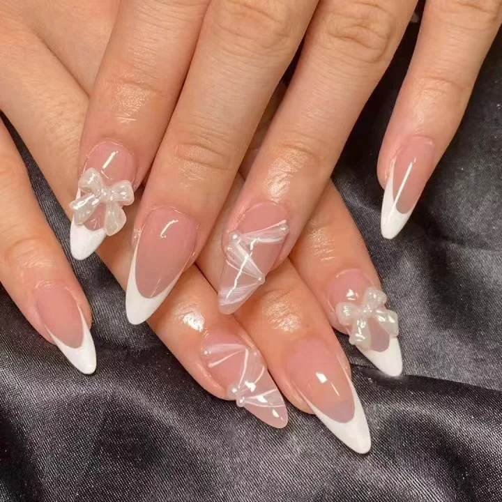 24枚入りミディアムレングスアーモンド型付け爪、フラワーシャイニーパウダーデザイン、取り外し可能な完成済みフルカバー付け爪チップ