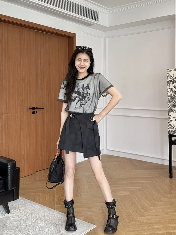 

Комплект из юбки-брюк А-силуэта с принтом и пэчворком в американском уличном стиле от Zhang a Xing: универсальный, для создания образа дерзкой девушки, в стиле рабочей одежды.