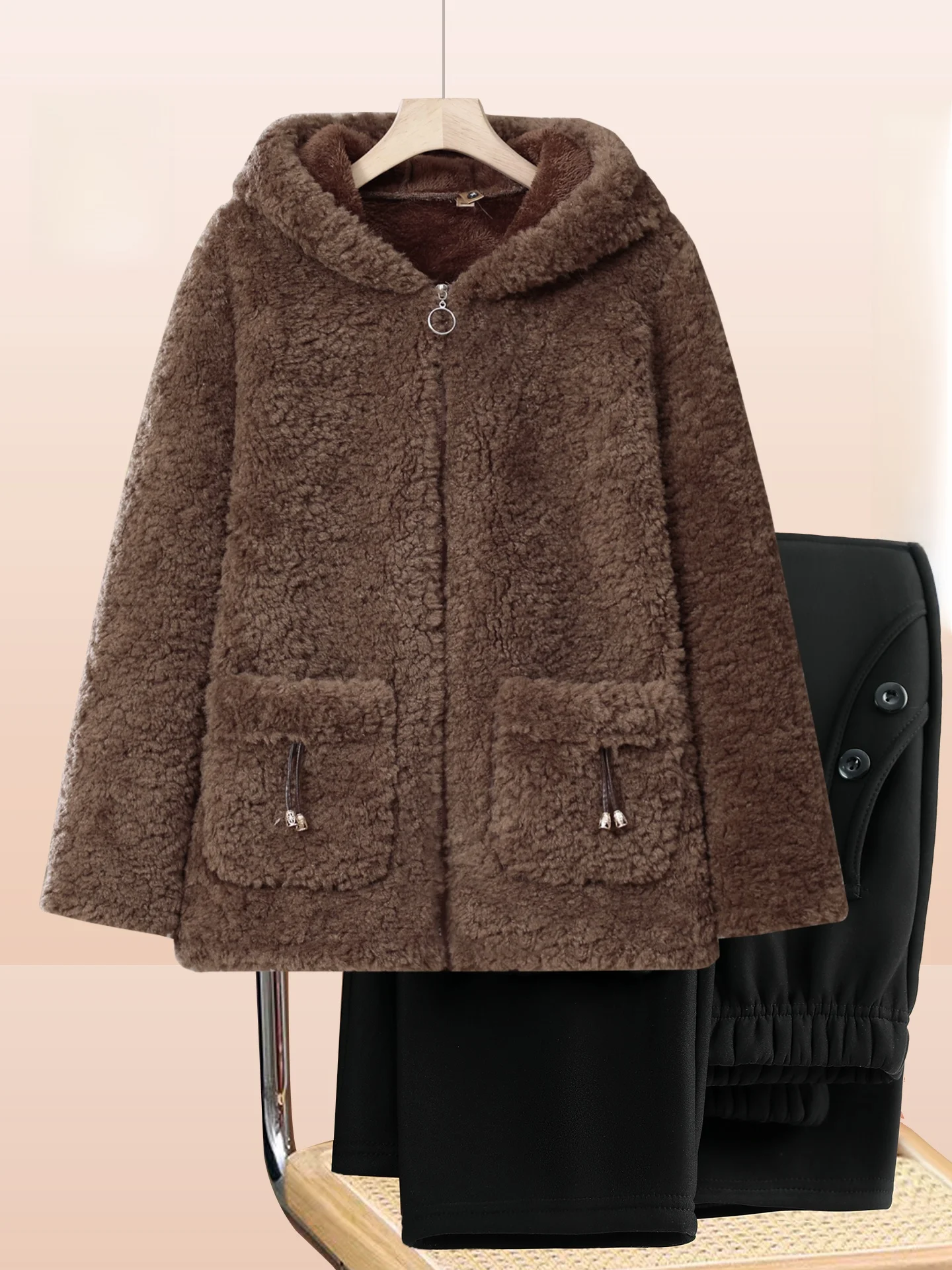 

Меховая куртка с капюшоном из овечьего меха для женщин среднего возраста: модная, теплая, на флисовой подкладке, для мам, с эффектом омоложения