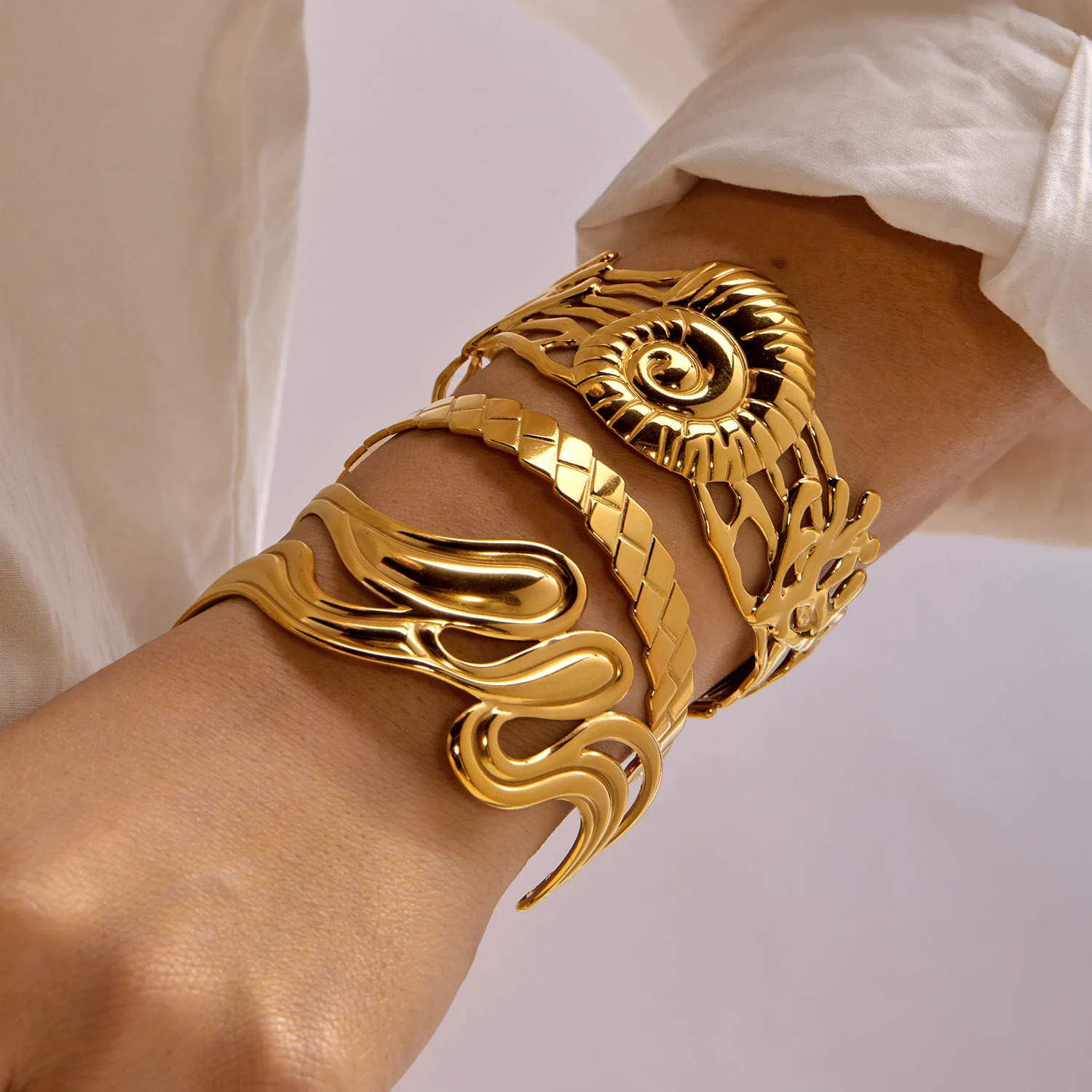 Edelstahl Geometrische Hohle Armreifen für Damen, Übertriebene Seestern-Muschel Breite Armreifen, Strandparty-Schmuck Geschenk – Detail 2