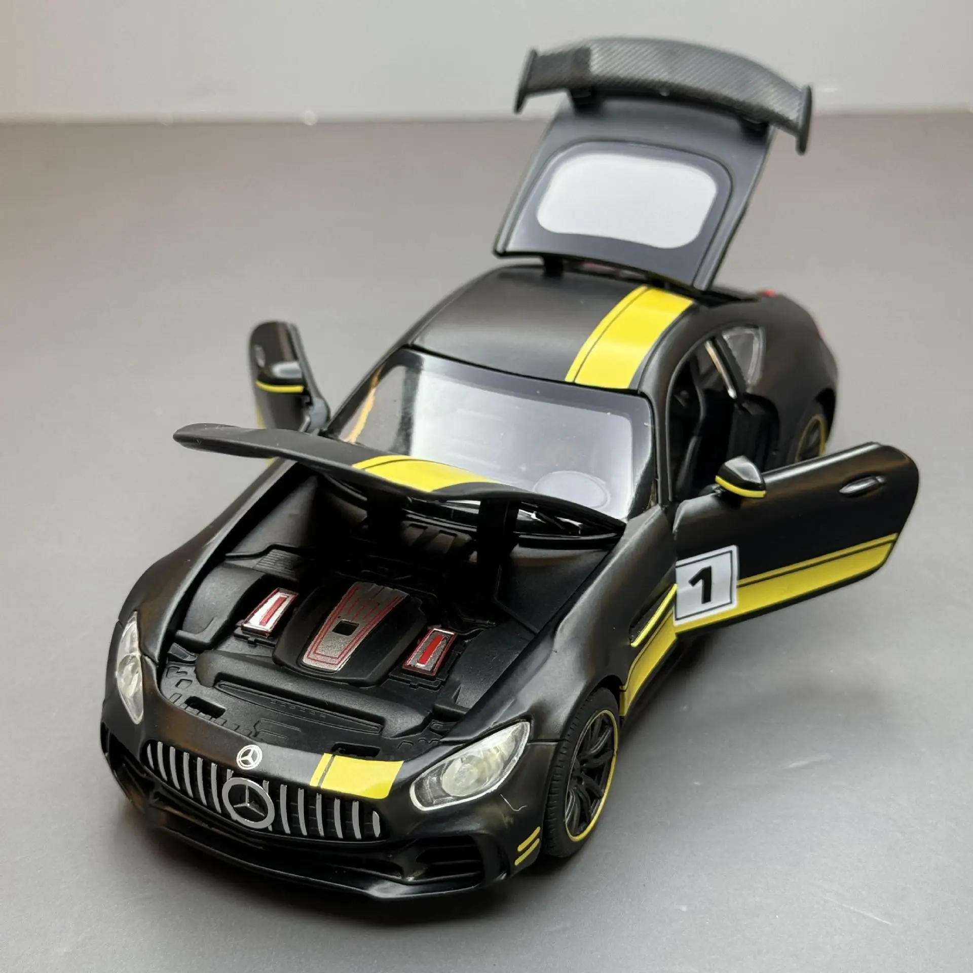 1:32 GT Sports Car Sound and Light Pull Back Children's Toy Model Ornament Diecast Alloy Car Model Collectible