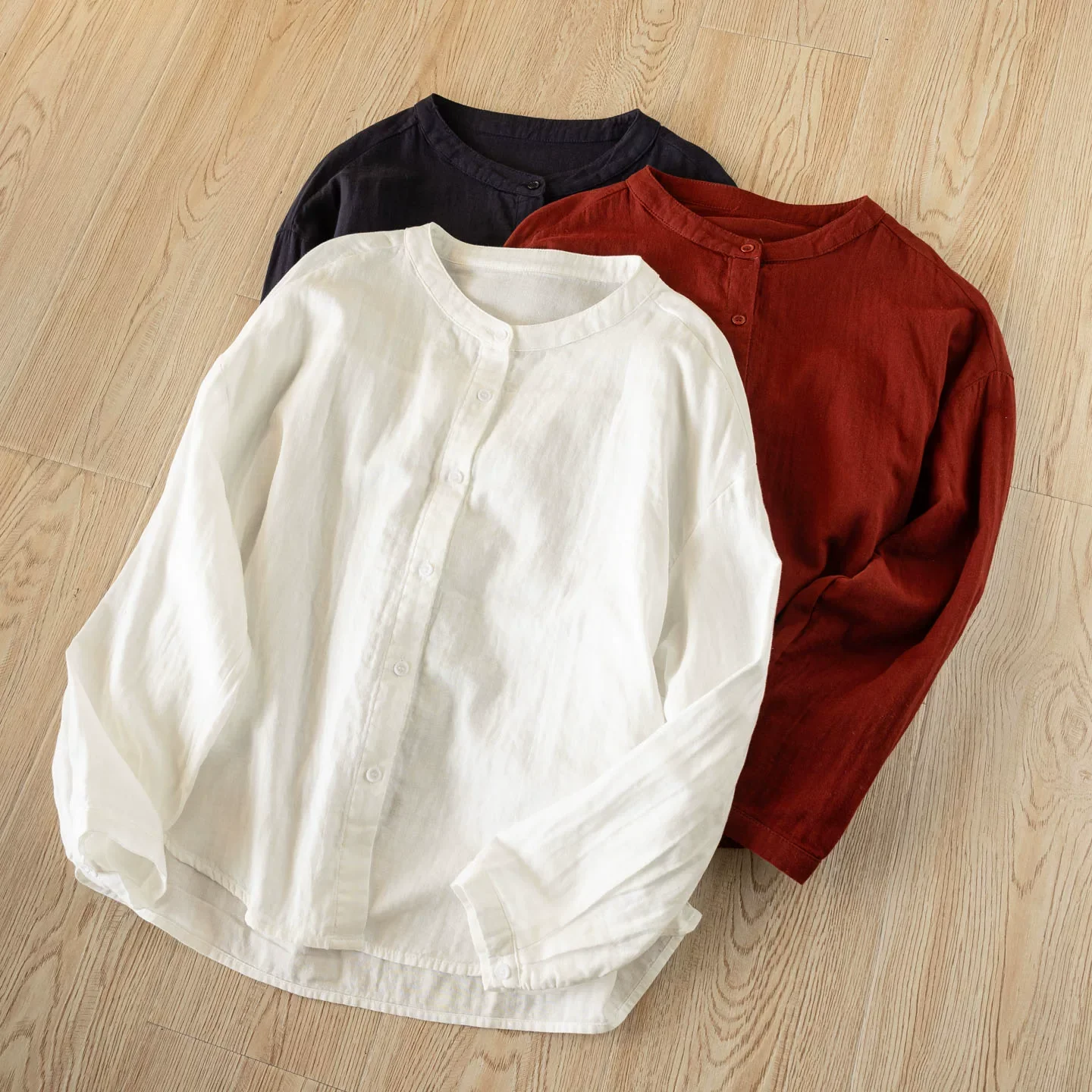 

Элегантные женские рубашки и блузки 2026 года в японском стиле из хлопковой пряжи: белые, красные, темно-синие однотонные модели для весны