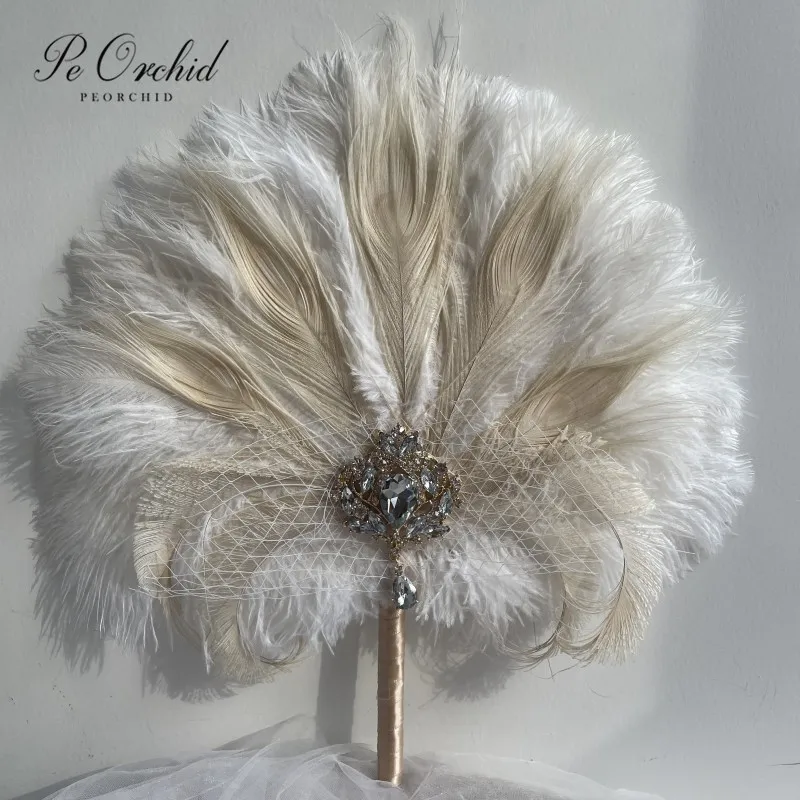 

PEORCHID 2023 Ivory&Gold Feather Fan Bridal Brooch Bouquet Great Gatsby 1902s Boho Wedding Hand Bouquet For Bride Accessoires