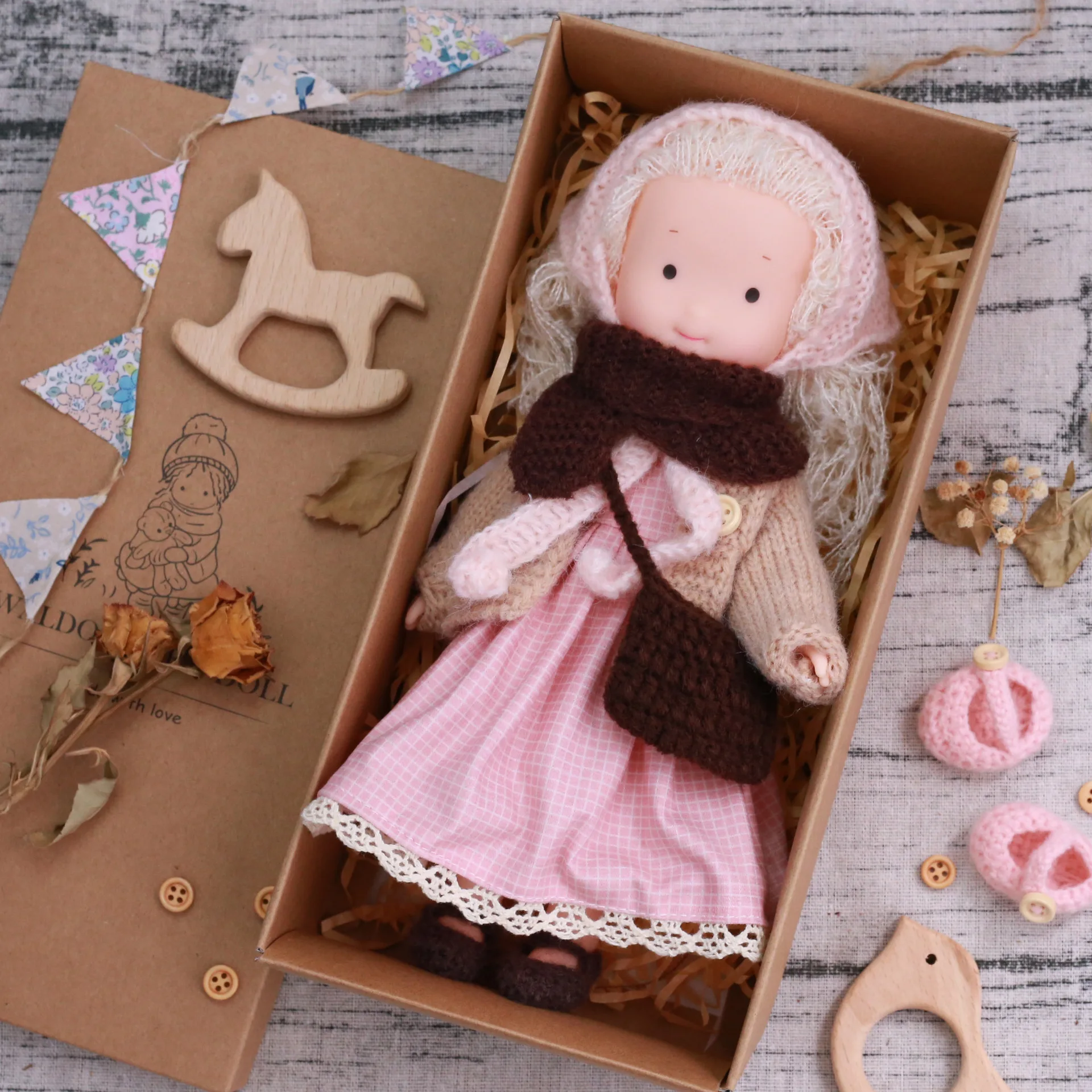Waldorf-Vinylpuppe gepaart mit Spitzenbesatz, gemischtes handgefertigtes Strickjackenmantel, Mütze und Tasche, Babyspielzeug, Accessoires, Geschenk