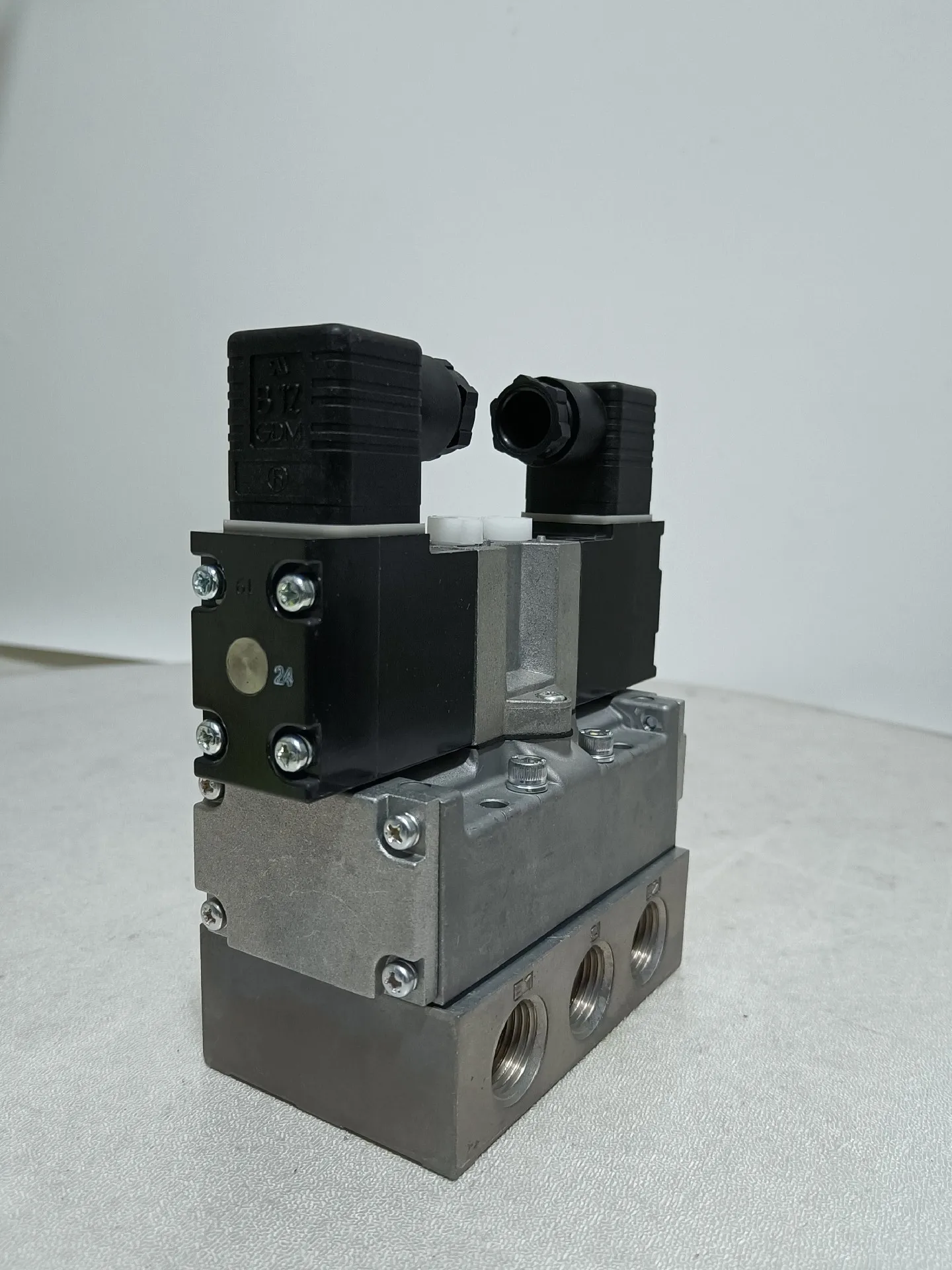 Solenoid Valve Heavy Duty Professional Robust High Precision Industrial Durable for Pneumatic System and Machinery Equipment
