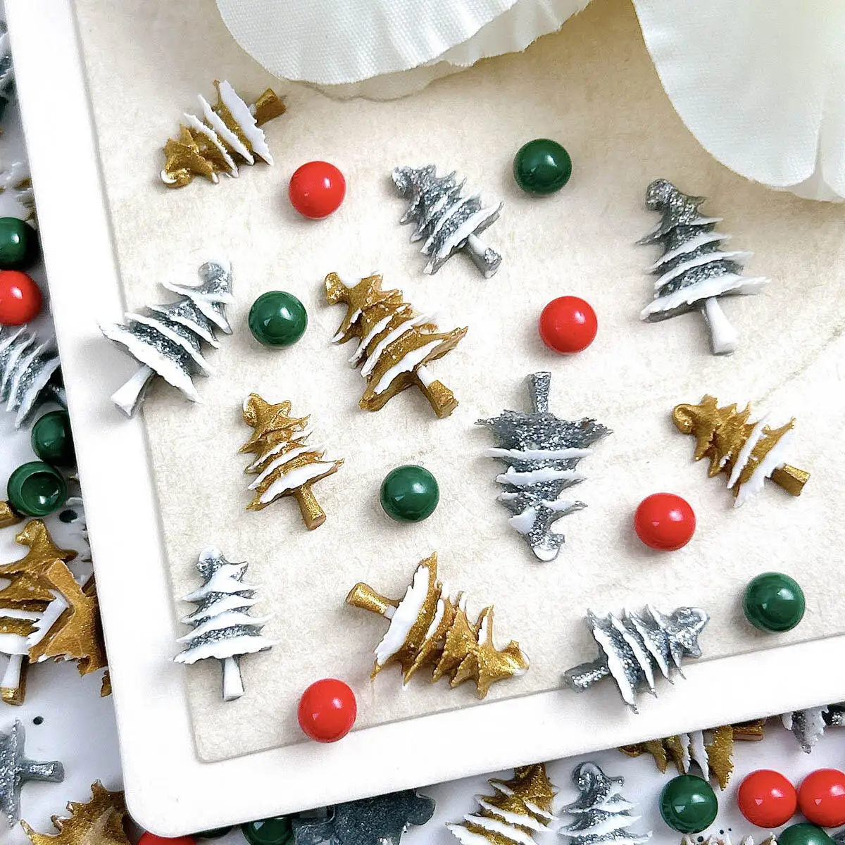 ชาร์มตกแต่งเล็บรูปต้นคริสต์มาสขนาดเล็กทำจากเรซิ่น 50 ชิ้น ลูกปัดสีแดงและสีเขียวแบบก้นแบน สำหรับตกแต่งเล็บทำเอง