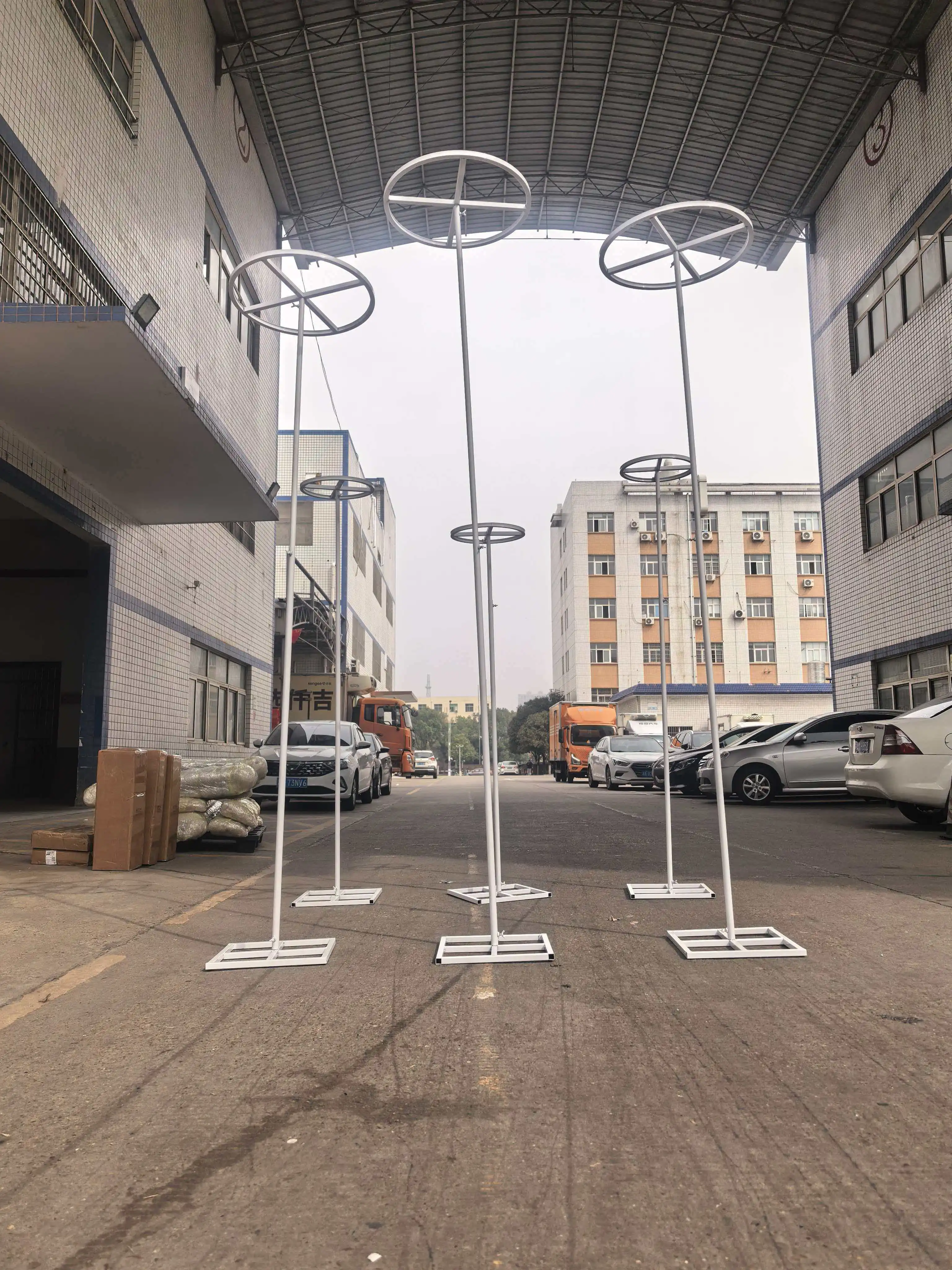 3 Stück höhenverstellbare Hochzeitsbogenrahmenzubehörteile (1,5 m - 3 m), mit runden Metallregalen – Detail 9