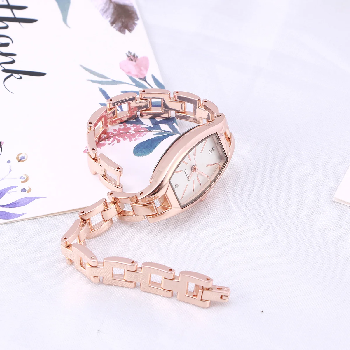 

Quartz Watch Noble Golden White-Faced Simple Elegant Wristwatch Perfect Gift for Women Valentine Birthday Business Use