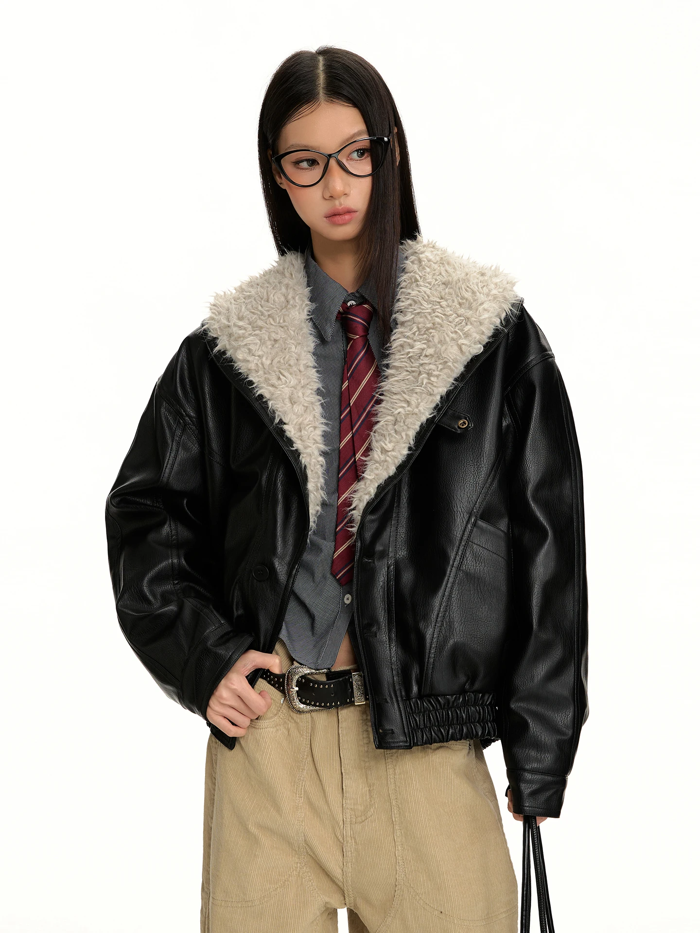 Jaqueta Feminina de Couro Preto com Gola de Pele de Cordeiro Estilo Retrô Americano, Acolchoada, de Alta Qualidade, Elegante e Corta-Vento para Inverno