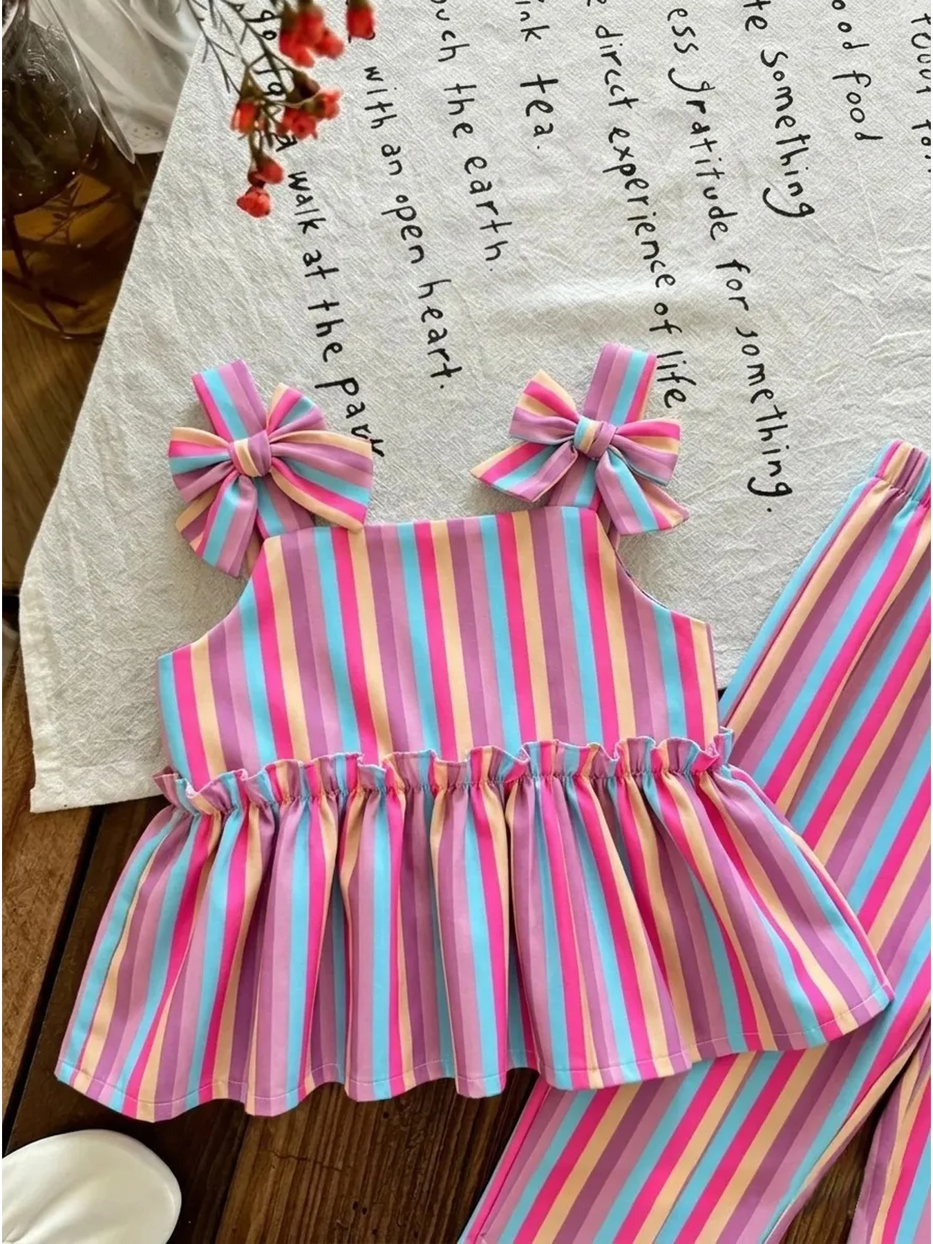 Baby- und Kinderkleidung, Lässiger Dicker Trägerrock mit Schleife und Farbblockmuster, Oberteil mit Elastischem Bund, Gestreifter Hosenanzug – Detail 8