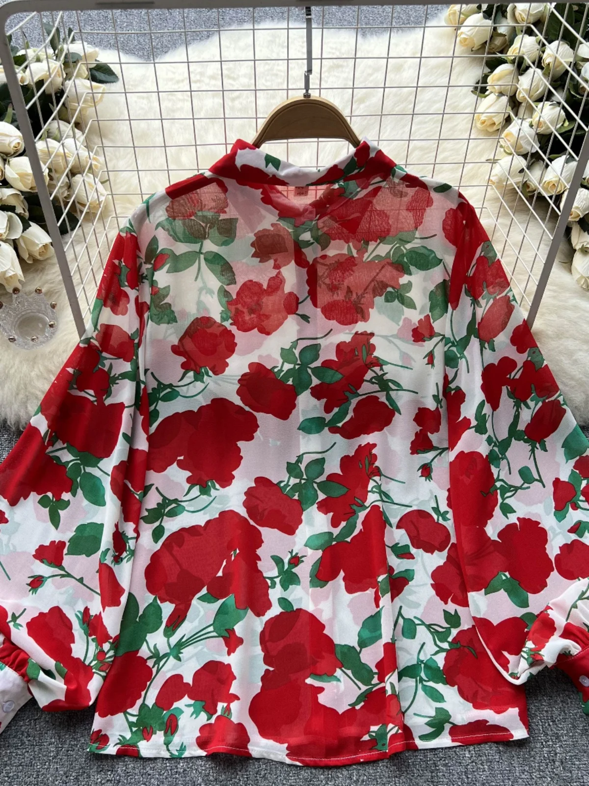 Csa fena retrô de manga crida soltinha, primavera verão, gola  fina, manga bufante, estampa floral, estilo core...