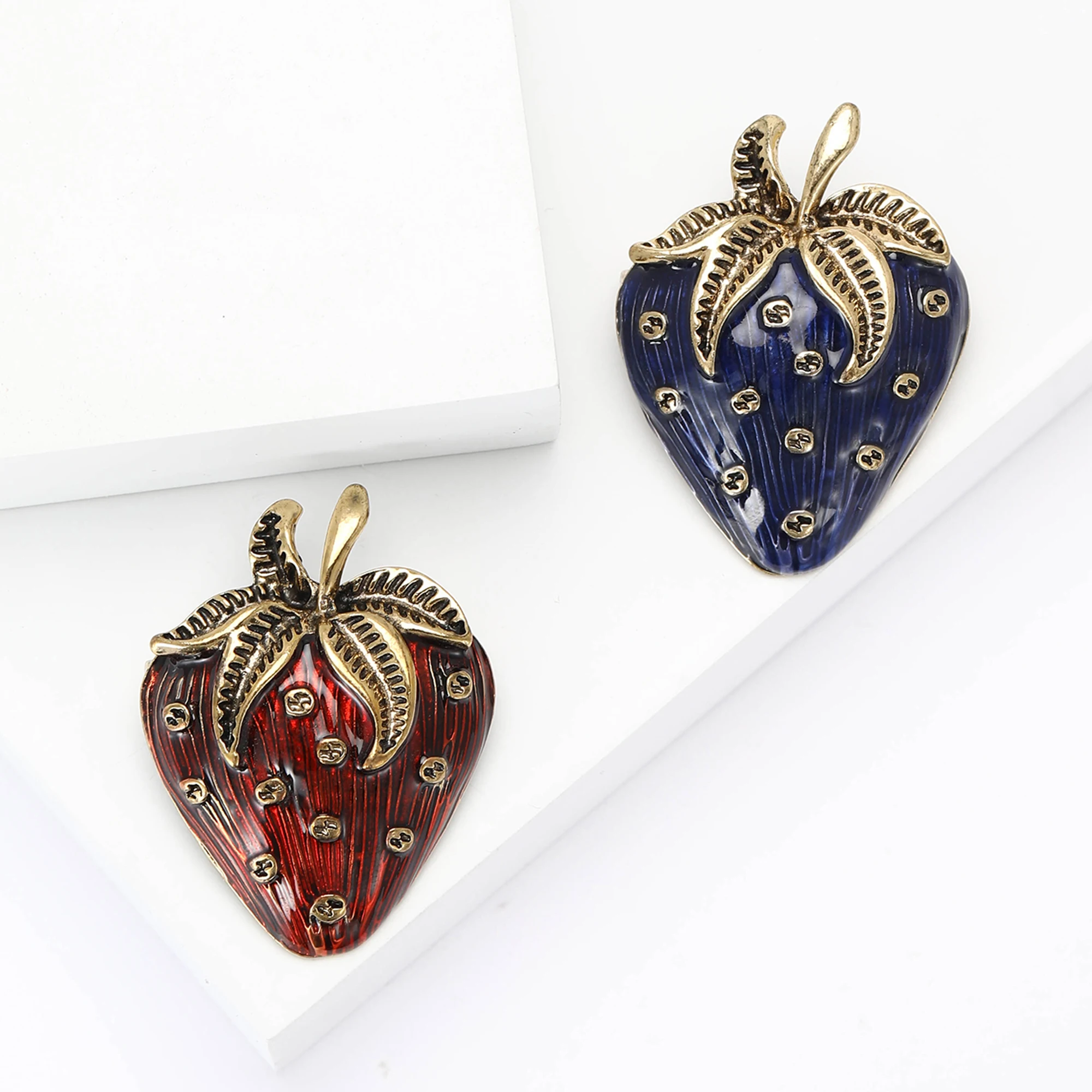 Oil Dripping Strawberry Brooches for Women Unisex Fruit Pin Plant Lapel Pins Office Party Friend Gifts Jewelry Accessories