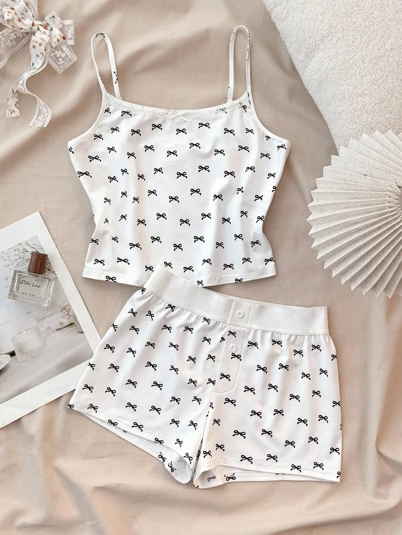 

White Bow Print Spaghetti Strap Cami and Button-Front Shorts Pajama Set for Girls