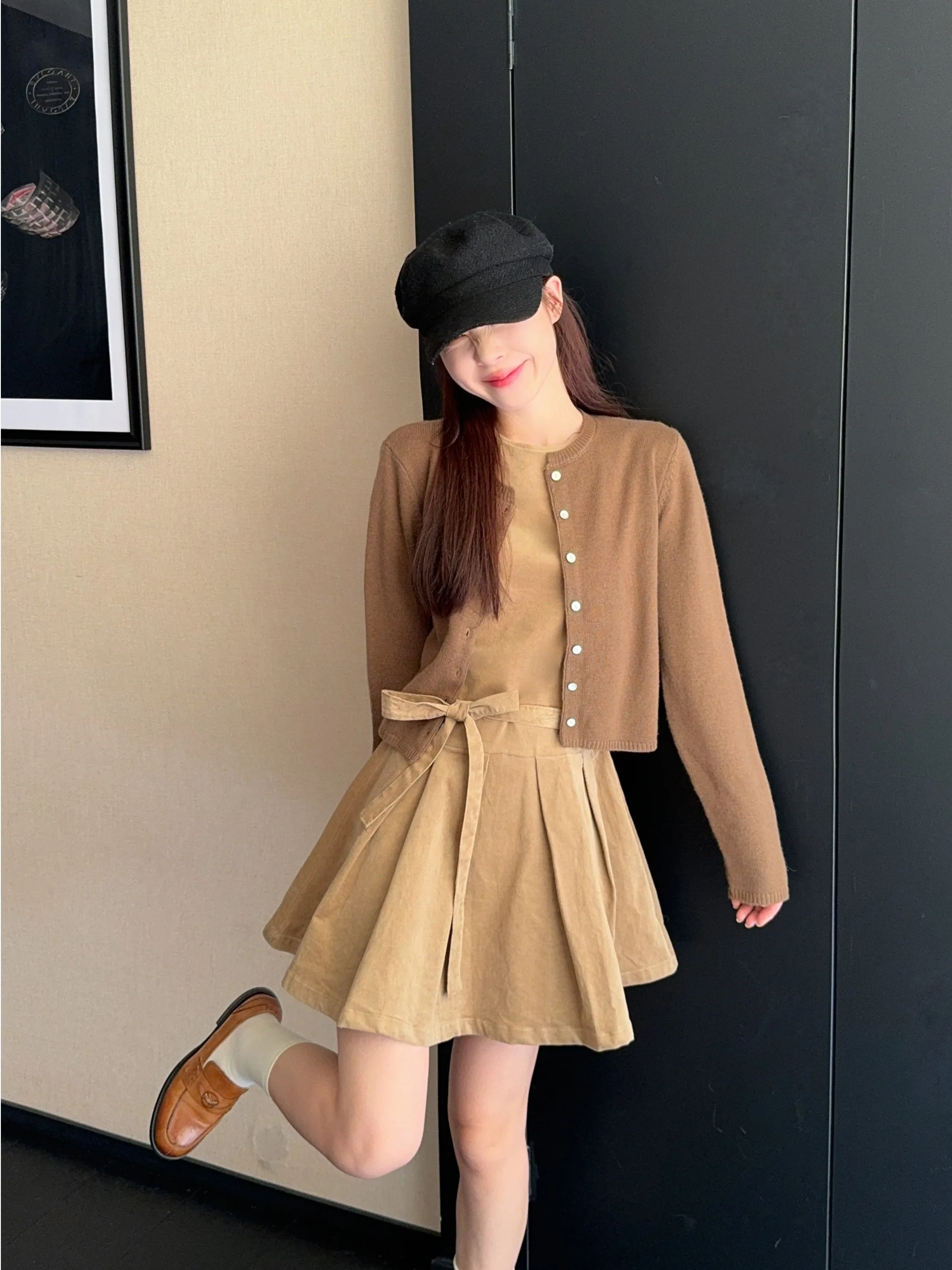 

Ретро-жилет с эффектом утяжки талии и модный комплект для женщин: осенняя новинка, французский стиль, юбка А-силуэта с высокой талией для стройнящего эффекта