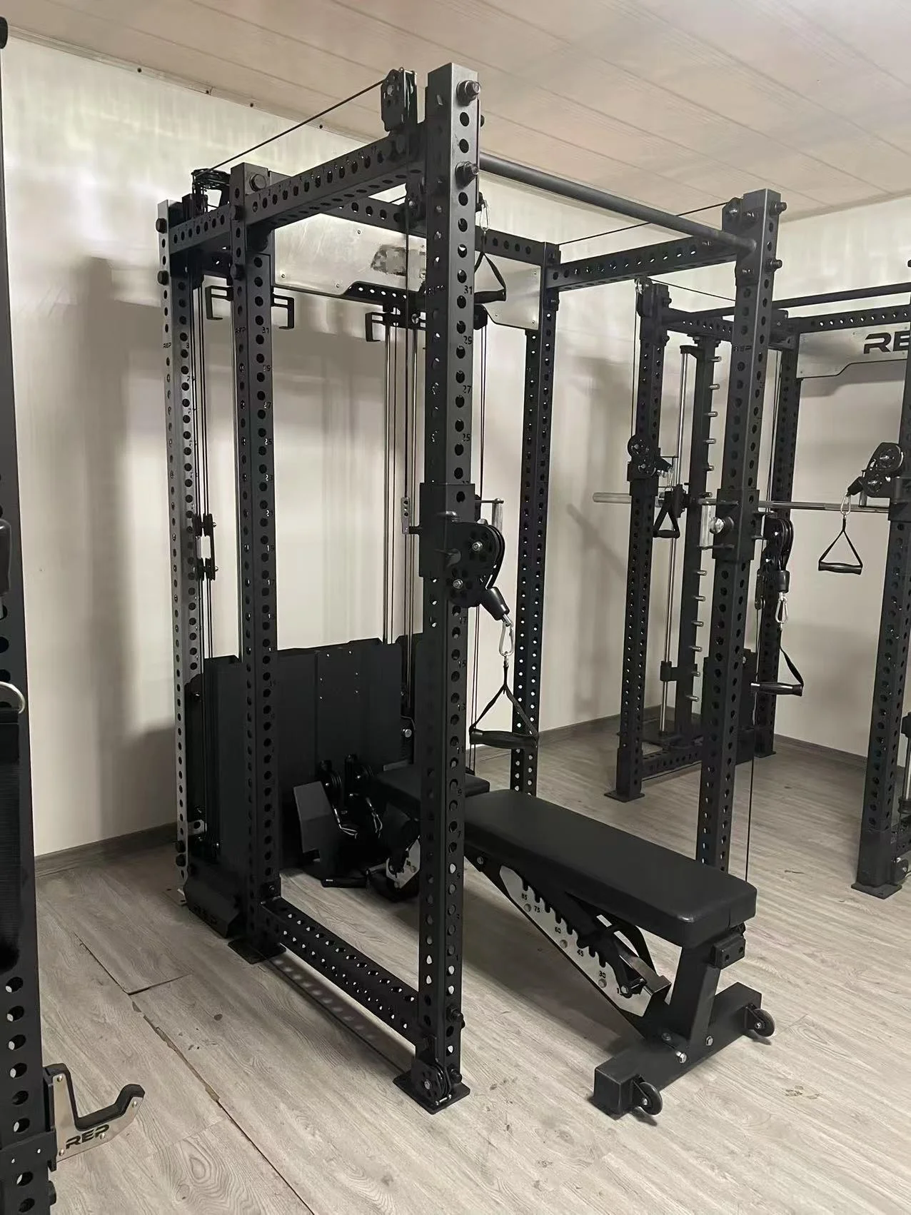 Power Rack mit einzelner oberer Spurstange, Rückenzug, niedrige Reihe, in 1, verbessertes Smith-Rack für das Fitnessstudio