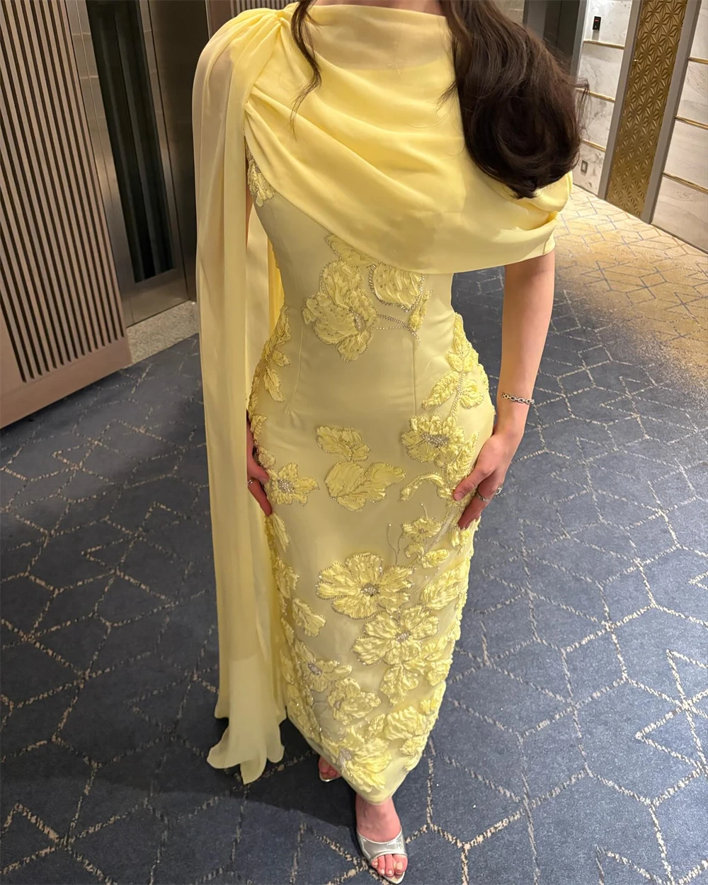 Elegancka, żółta sukienka wieczorowa z dżerseju, szyta na miarę, formalna, z dekoltem typu O, z szalem, sukienki koktajlowe, klasyczna, prosta, z aplikacjami, suknie celebrytów.