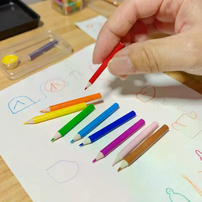 Paquete de accesorios para casa de muñecas en miniatura de 10/12 piezas, mini modelo de material escolar con bolígrafos de colores y lápiz para niños