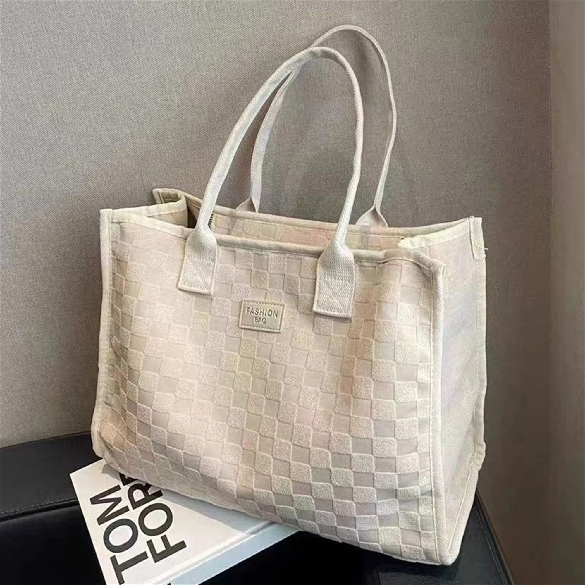 

Стильная холщовая большая сумка в клетку большой вместимости для женщин — идеально подходит для покупок, путешествий и работы.