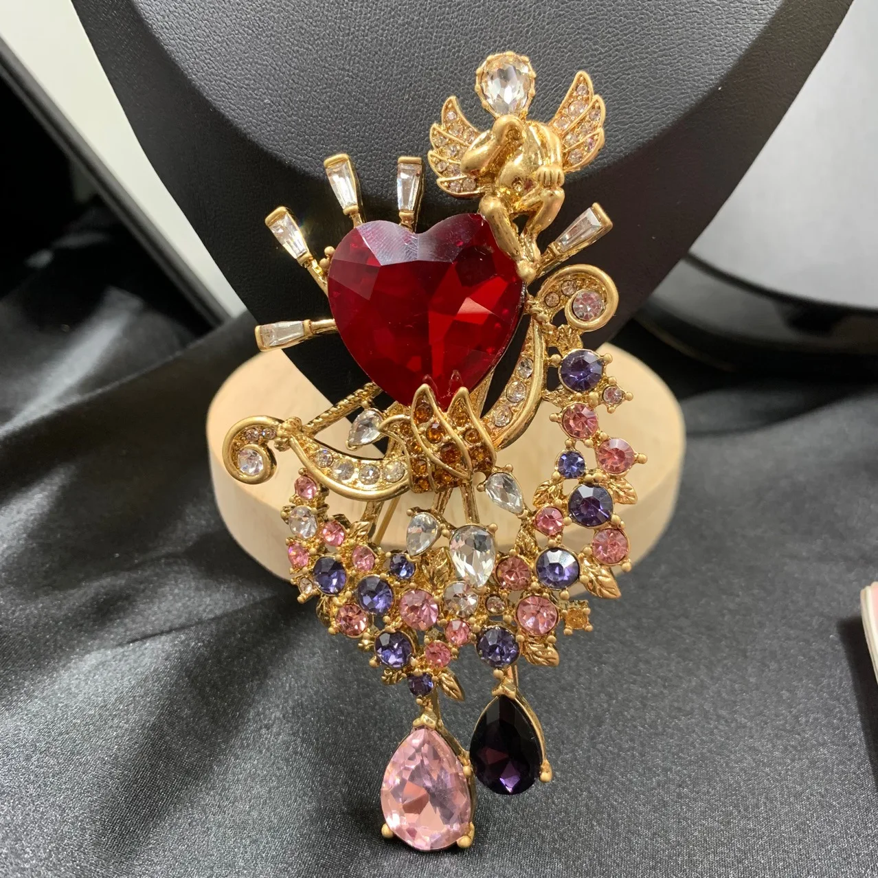 Medieval European and American Cupid Heart Shaped Crystal Alloy Brooches Elegant Fashionable Light Luxury Temperament Brooch