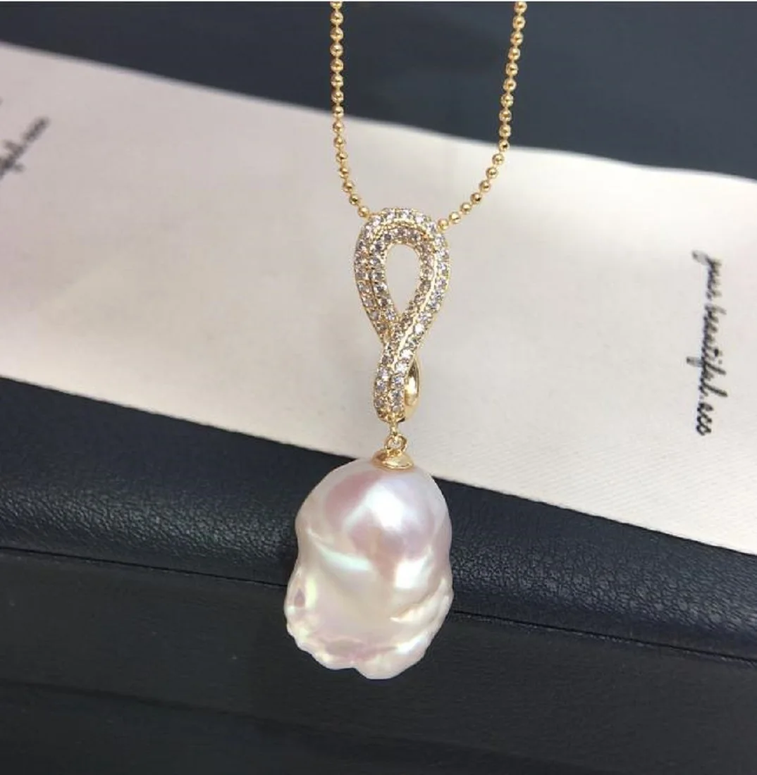 collier-baroque-en-perles-naturelles-micro-incrustees-de-zircon-pendentif-simple-en-forme-de-queue-de-poisson