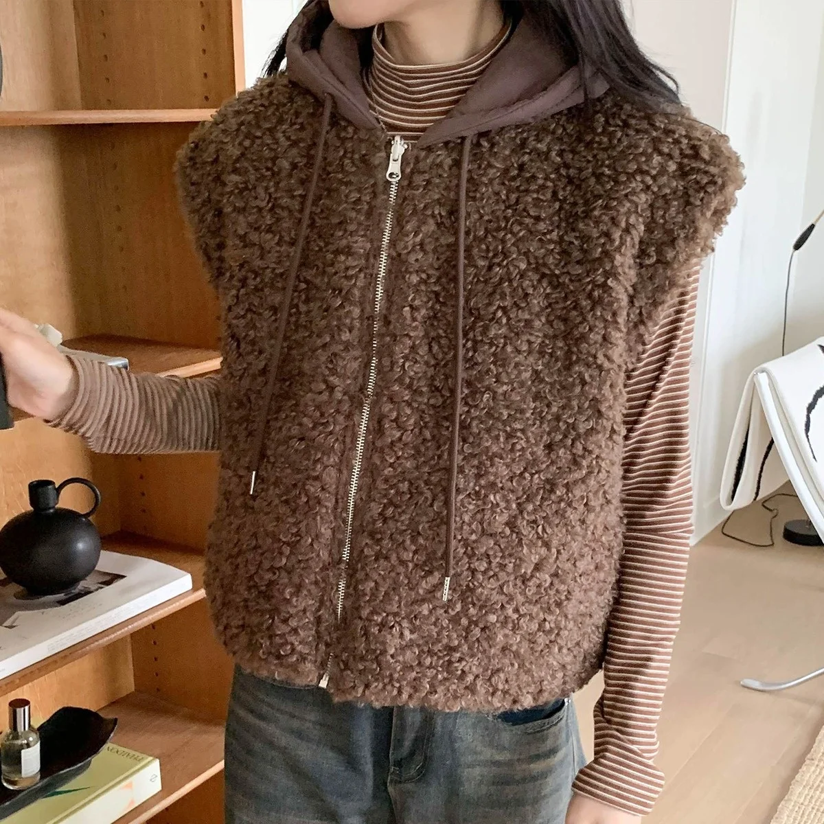 

Женский шикарный жилет из меха ягненка, двусторонний носимый жакет с капюшоном, осень-зима, новый Sle Commuter Faion, без бренда, зарегистрированный три...