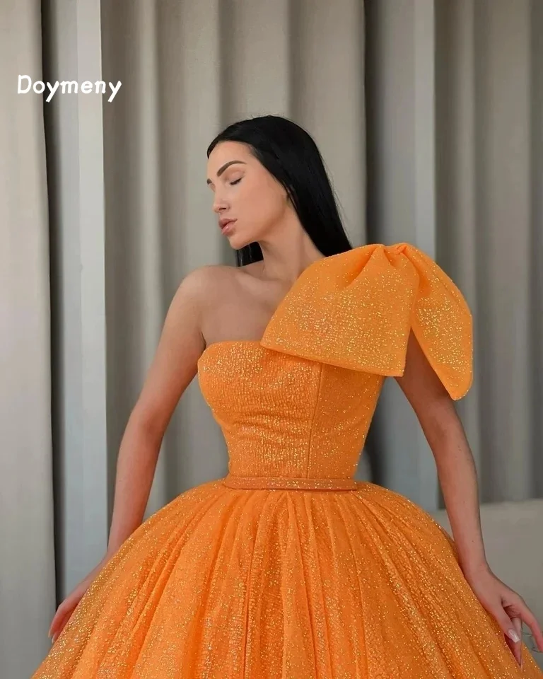 Doymeny-vestidos de Quinceañera de tul con purpurina de un hombro, cinturón, hasta el suelo, vestidos de Noche, vestidos de fiesta