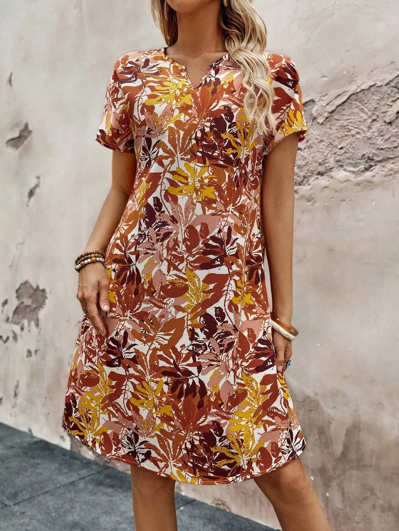 เดรสคอวีลายดอกไม้ใหม่ประจำฤดูใบไม้ผลิและฤดูร้อนของ Temu