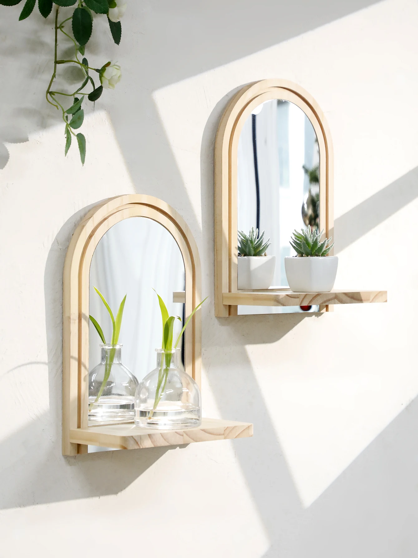 Gewölbter Wandspiegel mit Regal, Hängespiegel aus Naturholz zur Aufbewahrung, Boho-Dekor für Make-up und Pflanzen, Badezimmer-Schlafzimmer-Wanddekoration