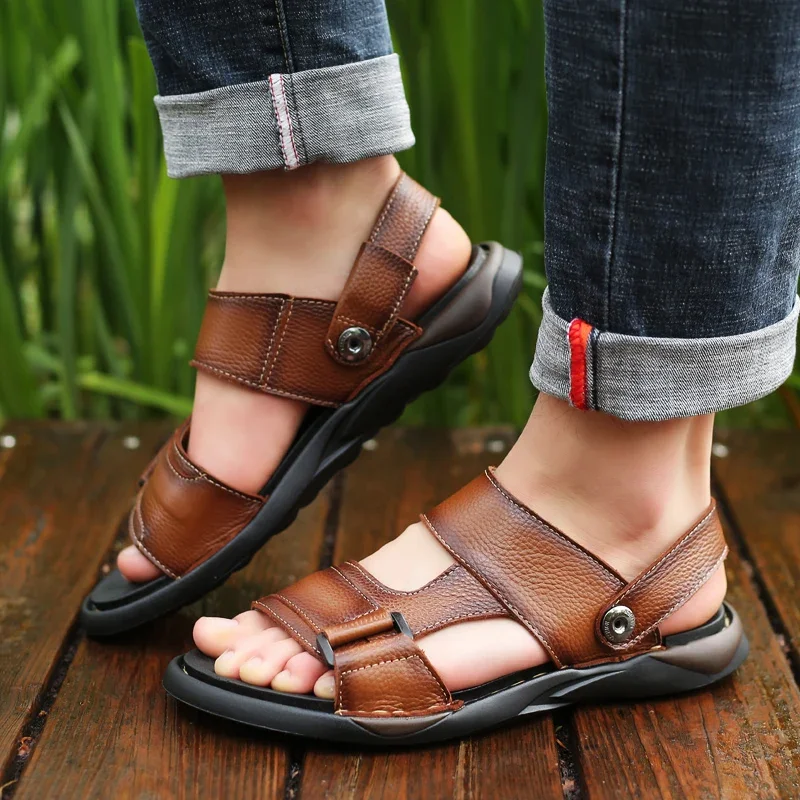 Sandal Pantai Pakaian Luar Sol Lembut Ayah Desain Musim Panas Baru Sandal Kulit Asli Trendi Kasual Pria Sol Luar Karet 2025