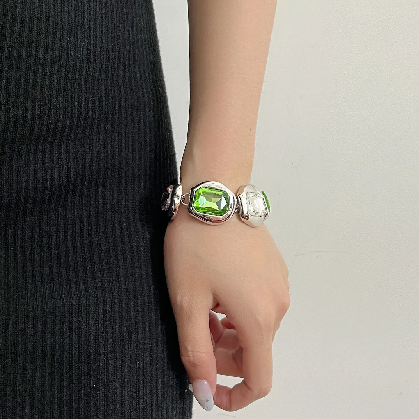 مجموعة أقراط سوار من الأحجار الكريمة المربعة هندسية ملونة مبالغ فيها للنساء مجموعة مجوهرات فاخرة أنيقة هدية للذكرى السنوية للحفلات