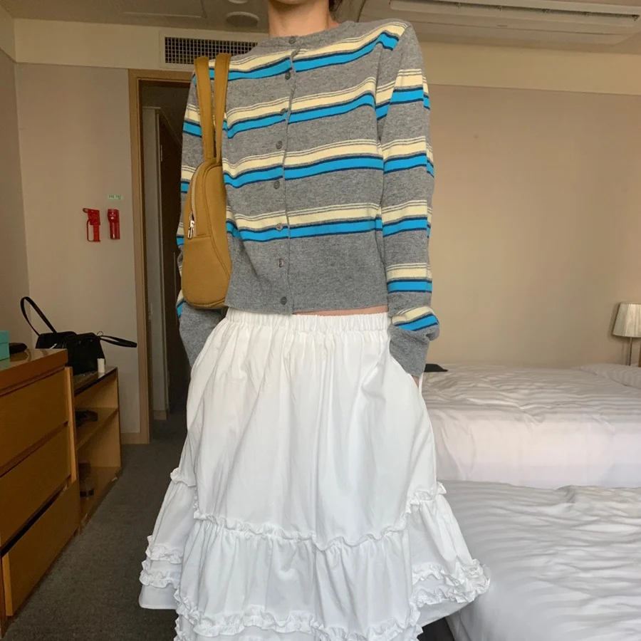 Elegancki jesienny kardigan z dzianiny w nowym kolorze, dopasowany krój, damski sweter bazowy, uniwersalny, zapinany na guziki, koreański styl, casualowy.