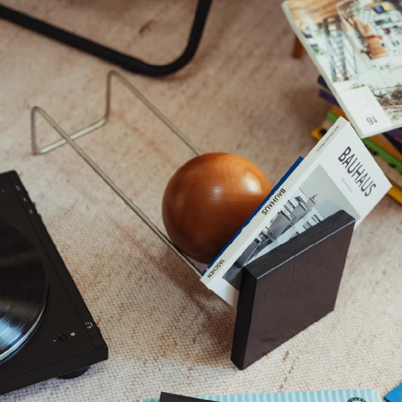 

Винтажная настольная полка для журналов Bauhaus с деревянным шаром, украшение для дома, держатель для книг из нержавеющей стали для органайзера для хранения компакт-дисков