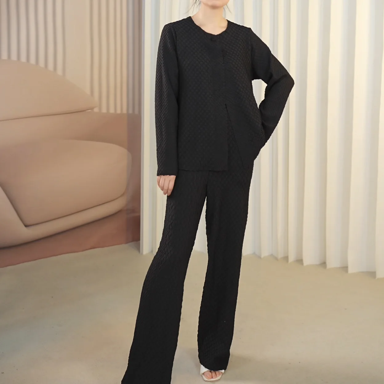 

Miyake Fold 2025 Autumn Embossed Embroidery Set Women New Long Sleeve Casual Top Loose Straight Pants Commuter Two Piece Set