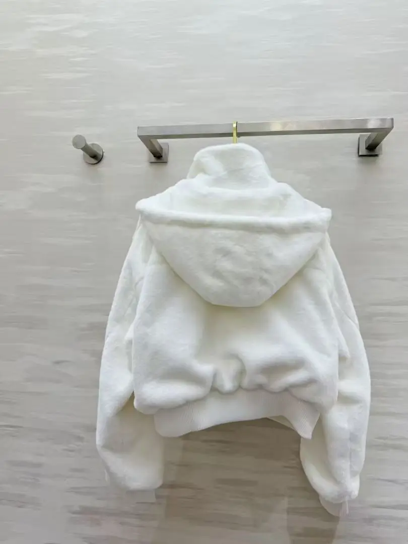 

Новая женская повседневная плюшевая куртка с меховой нашивкой и вышивкой на молнии с воротником-стойкой и капюшоном в виде кролика