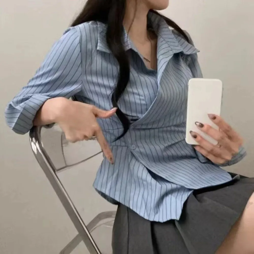 بلوزة نسائية قصيرة بخطوط زرقاء على شكل حرف v قمصان ضيقة بأكمام طويلة على الطراز الكوري ملابس الشارع بأزرار ضيقة قمصان سيدة الأعمال
